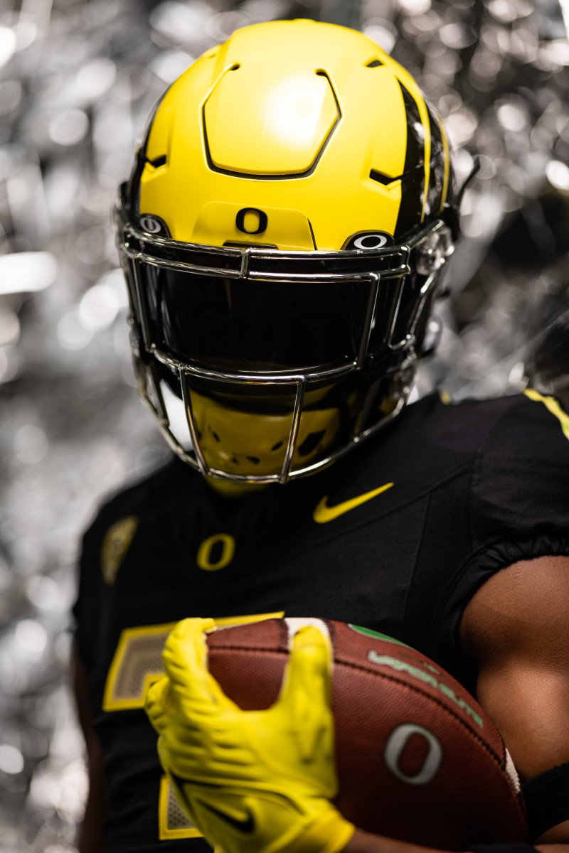 Kamar Mothudi Oregon Black Uniforms
